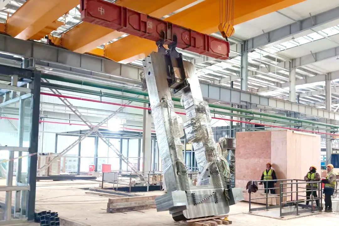 神隆寶鼎項目鋁箔軋機牌坊吊裝完成